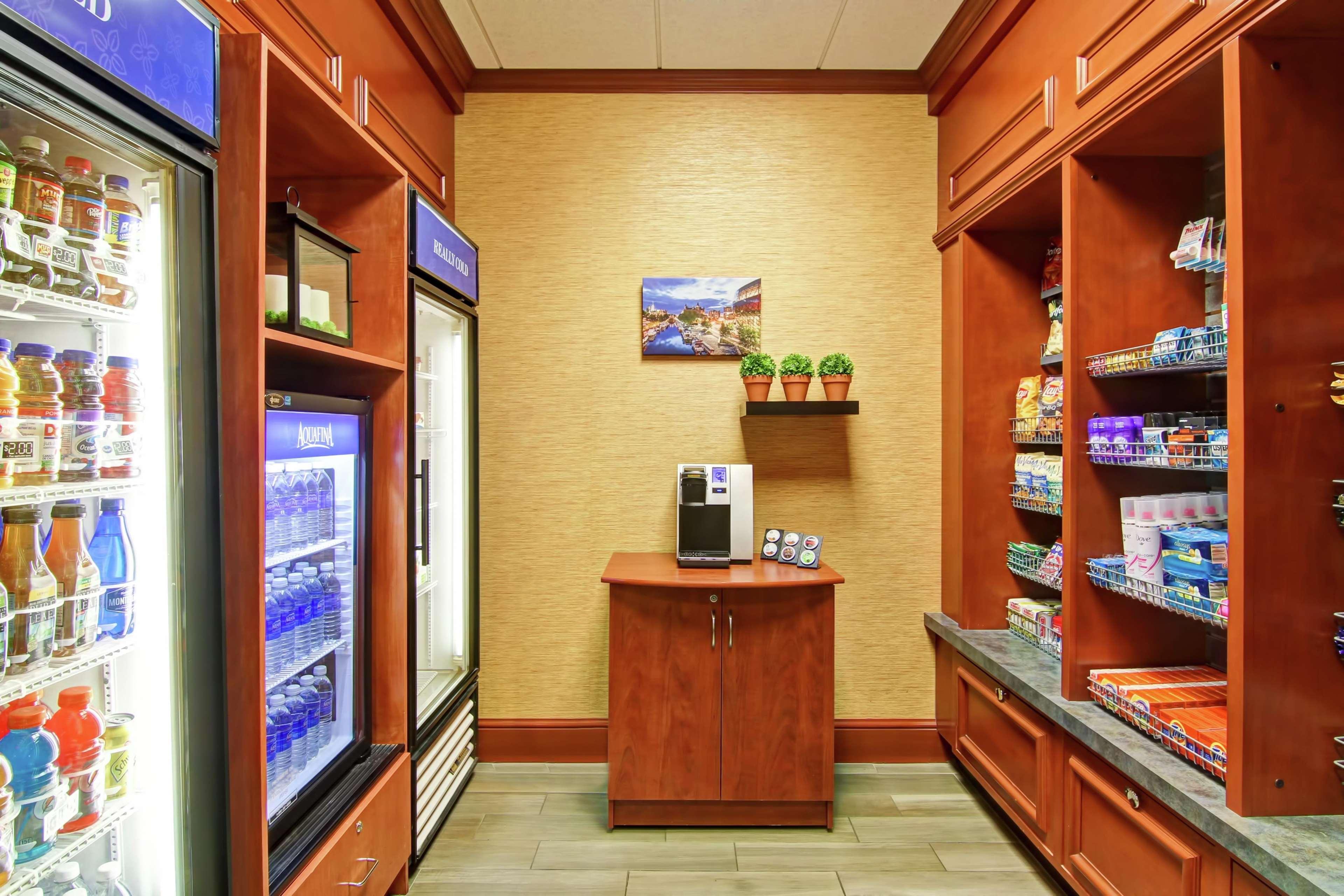 Hilton Garden Inn Ottawa Airport Екстериор снимка