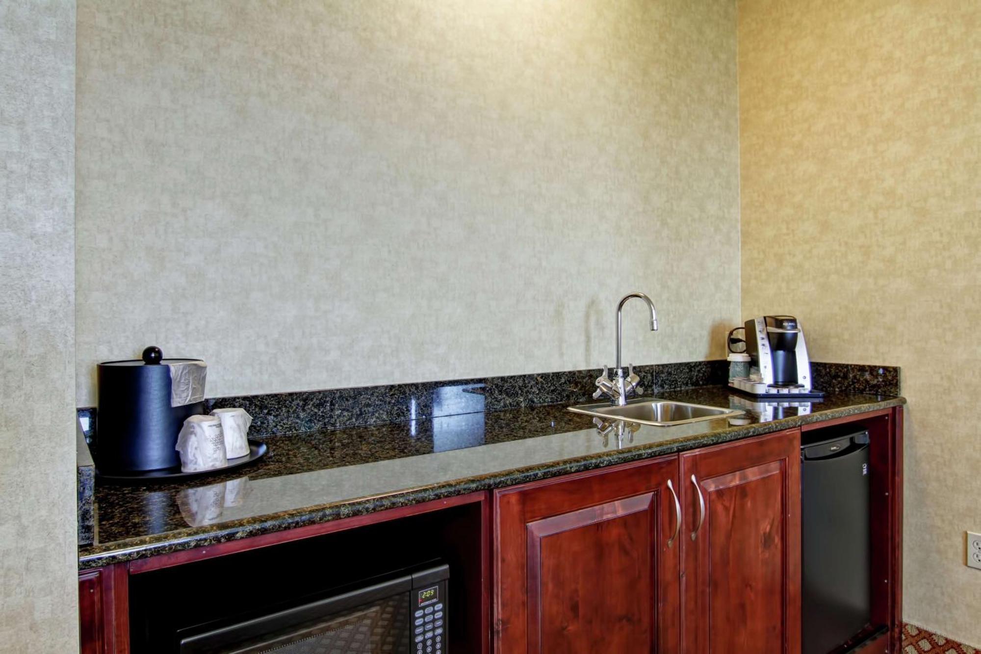 Hilton Garden Inn Ottawa Airport Екстериор снимка