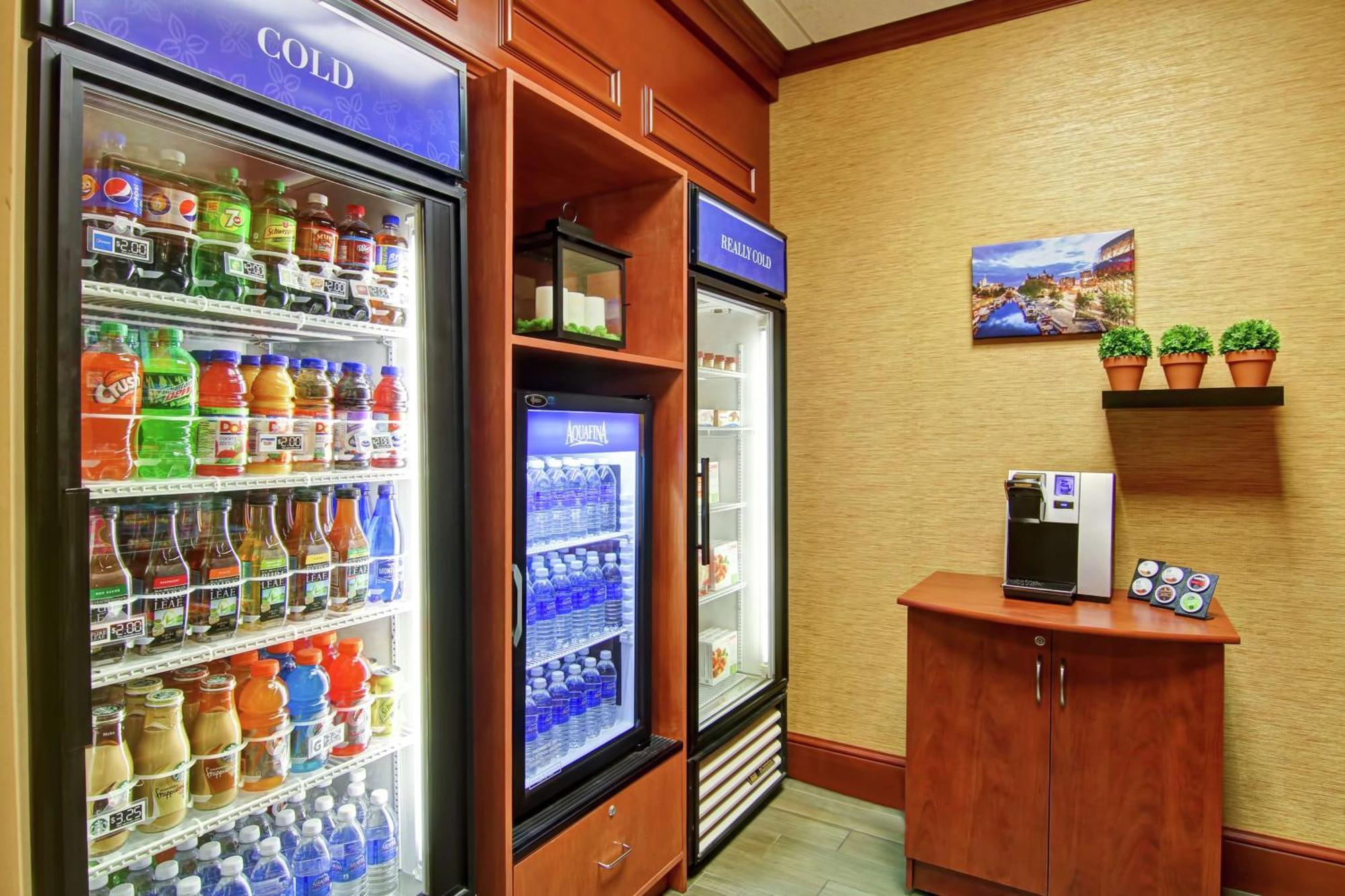 Hilton Garden Inn Ottawa Airport Екстериор снимка